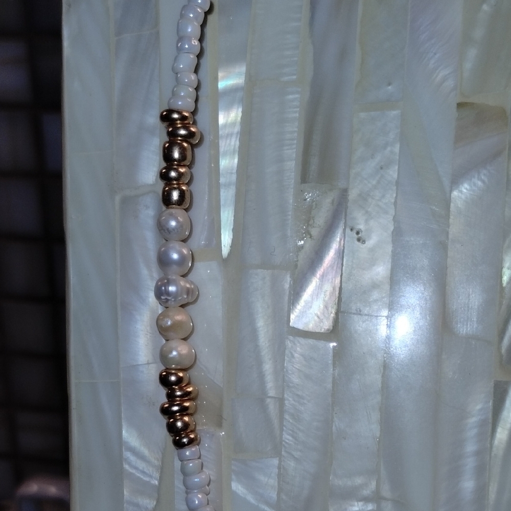 Elegant Pearl Necklace with Gold Accents - Picture 7 of 8